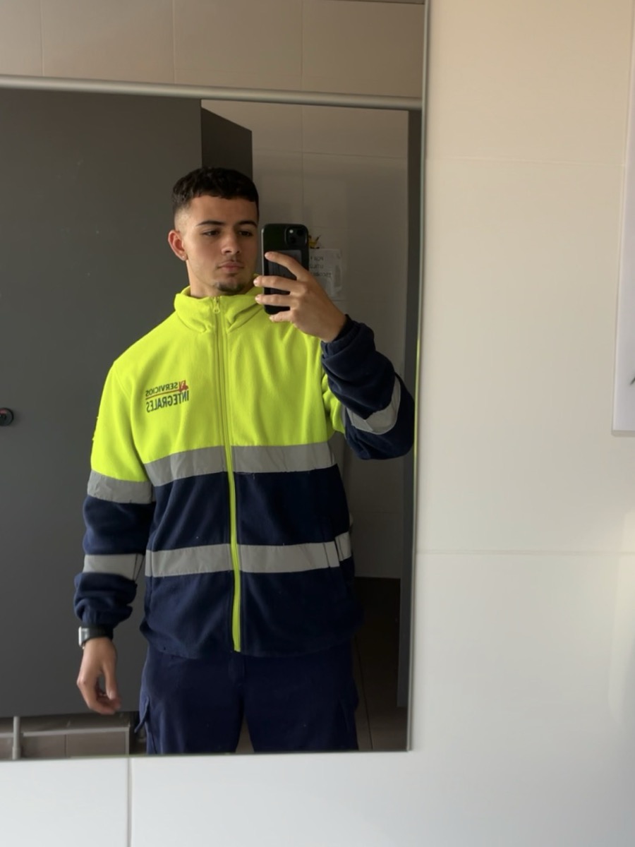 David antes, con uniforme de trabajo